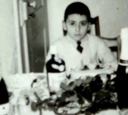 Este menino está de parabéns neste dia de Natal. Sabe de quem se trata?