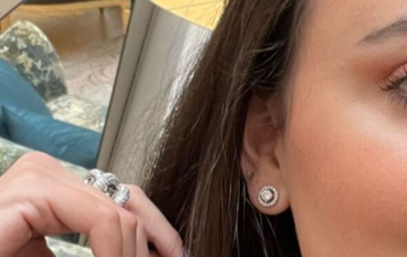 Irmã de Georgina promove brincos de diamantes