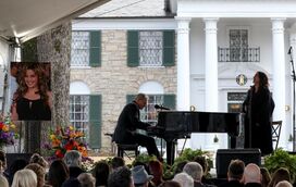 Emoção na despedida de Lisa Marie, a única filha de Elvis Presley