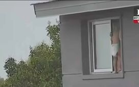 Vizinho salva bebé que caminhava no parapeito de uma janela no segundo andar de um prédio