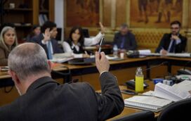 Deputados aprovam vinte dias de faltas (em vez de cinco) por falecimento de cônjuge