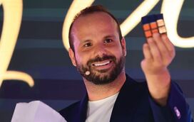 Em perigo de vida, mágico Mário Daniel perde os sentidos dentro de aquário e tem de ser resgatado