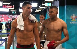 É muita paixão! Não bastava a estrela do Mundial Mbappé idolatrar Cristiano Ronaldo, agora até lhe quer comprar um jato privado! 