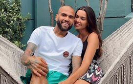 Mulher de Dani Alves faz marcha atrás e vira as costas ao futebolista acusado de agressão sexual