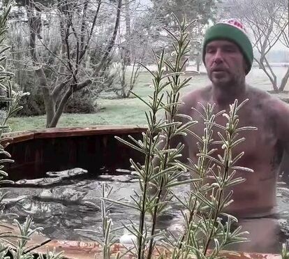 Veja David Beckham semi-nu a tomar um banho de água gelada