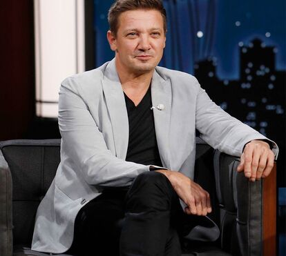 Ator Jeremy Renner mostra-se no hospital e reage pela primeira vez após grave acidente com limpa-neves
