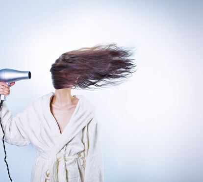 Costuma dormir com o cabelo molhado? Ups! Então conheça os motivos pelos quais não o deve fazer