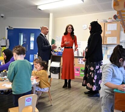 Kate Middleton sai da sombra após ataques do cunhado Harry e mostra-se muito sorridente
