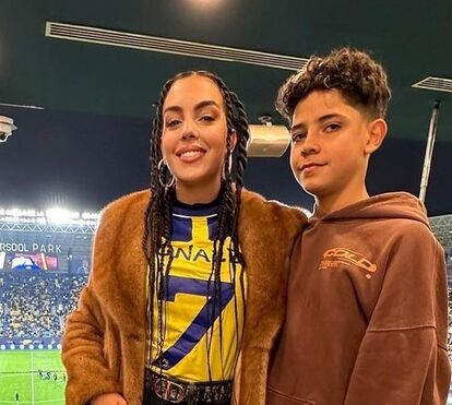 Georgina Rodríguez muda de look para assistir ao primeiro jogo de Cristiano Ronaldo
