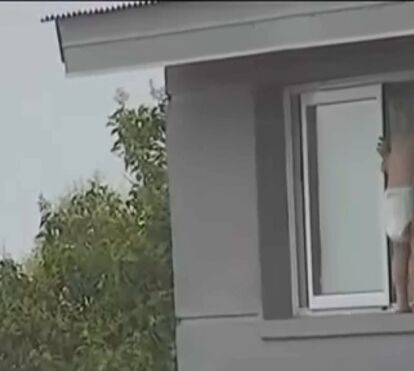 Vizinho salva bebé que caminhava no parapeito de uma janela no segundo andar de um prédio