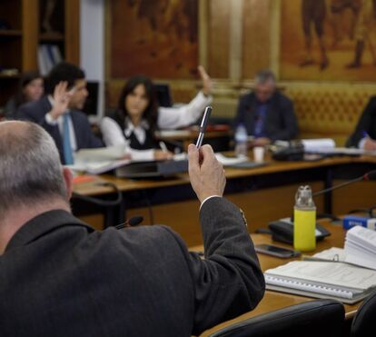 Deputados aprovam vinte dias de faltas (em vez de cinco) por falecimento de cônjuge