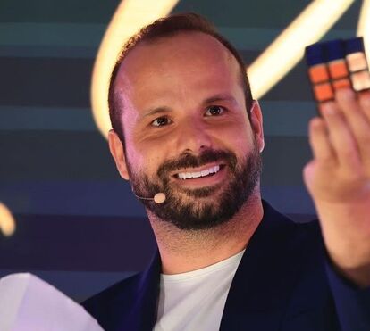 Em perigo de vida, mágico Mário Daniel perde os sentidos dentro de aquário e tem de ser resgatado