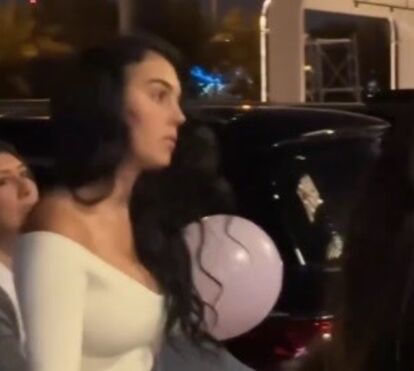 Georgina volta a mostrar as curvas em noite de aniversário