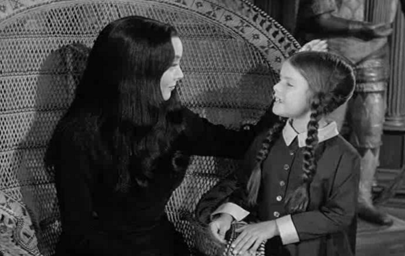 Lisa Loring e Carolyn Jones