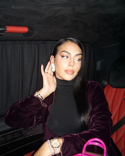 Georgina Rodríguez exibe orgulhosa mais uma parte da sua coleção de diamantes. Identificamos cinco peças que valem mais de meio milhão de euros