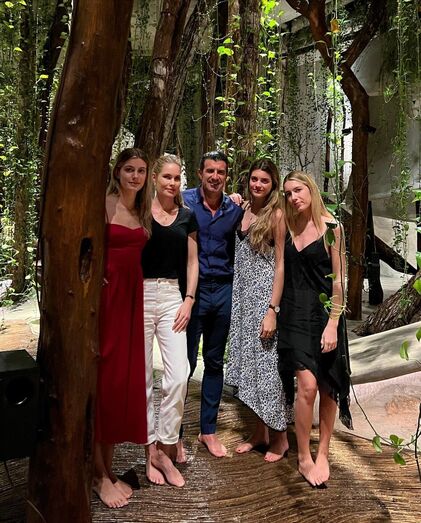 Luís Figo e Helene Svedin com as filhas