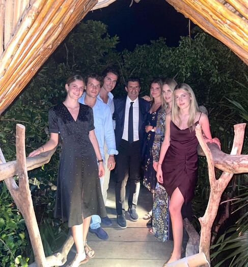 Luís Figo e Helene Svedin com as filhas