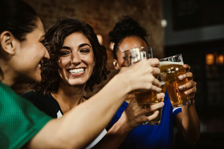 mulheres saída bebrr álcool noite