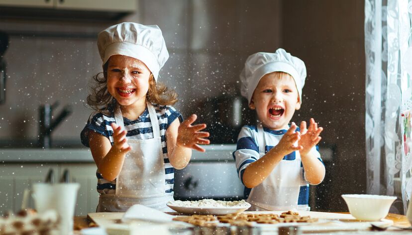 crianças na cozinha