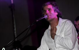 Mico da Camara Pereira regressa à essência do trovador com 'Voz, Guitarra e Pouco Mais'