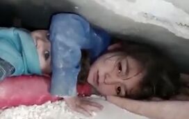 Momento arrepiante: Criança protege irmão mais novo enquanto esperam para ser salvos dos escombros na Turquia 