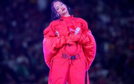 Rihanna revela gravidez durante atuação ousada na Super Bowl