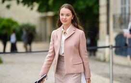 Quem é Alexandra de Hannover, a princesa do Mónaco que vive na sombra da beleza da mãe e da irmã e é renegada por toda a realeza europeia