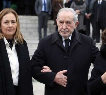 Dor e emoção. Fátima Campos Ferreira reconfortada por amigos no doloroso último adeus do marido, Manuel Rocha
