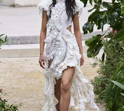 A tendência mais romântica da Primavera! Vestidos de folhos ganham vida e regressam em força na próxima estação
