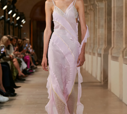 Vestidos de folhos são uma das grandes tendências da próxima estação