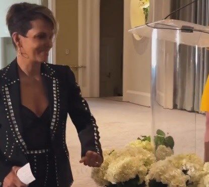 Queda aparatosa. Halle Berry cai ao subir para o palco e protagoniza momento hilariante