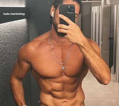 Ângelo Rodrigues exibe novos músculos após susto com a saúde