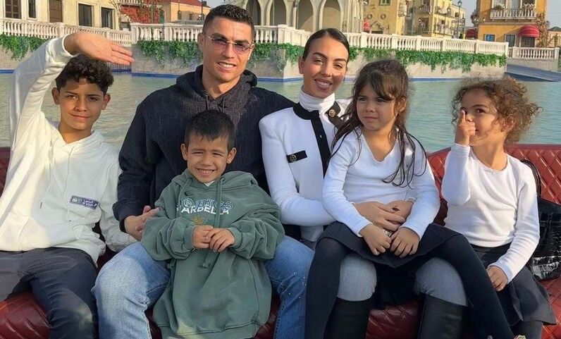 Cristiano Ronaldo, Georgina Rodríguez, Cristianinho, Eva, Mateo, Alana Martina, Riade, parque de diversões