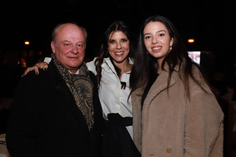 Ana Caetano Menezes, Paulo Dâmaso de Andrade, gerente do grupo K, e Constança Menezes