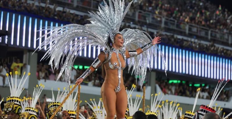 Samba, calor e quase tudo ao léu! Brilham na televisão e deslumbram no Carnaval: as famosas que arrasam no sambódromo