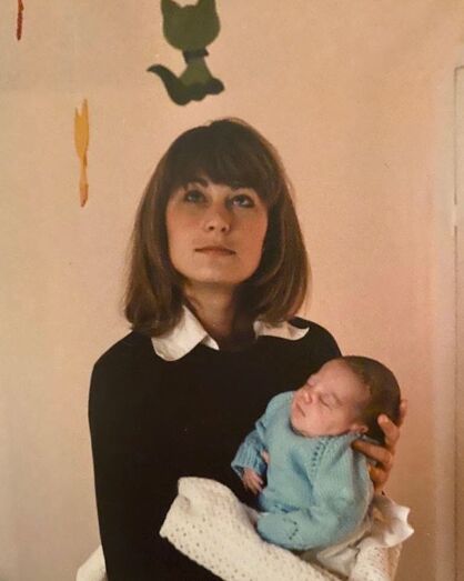 kate Middleton ao colo da mãe, Carole Middleton