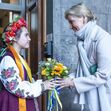 Marianna Melnyk, menina ucraniana de 10 anos, a oferecer flores a Sofia