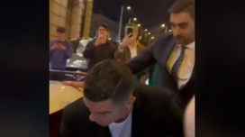Cristiano Ronaldo apertado por fãs depois de exibir o seu Bugatti em Madrid ao lado de Georgina Rodríguez