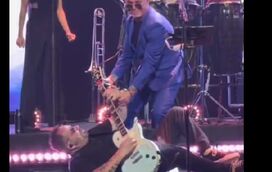 Furacão em palco. Alejandro Sanz derruba guitarrista durante concerto e o momento torna-se viral