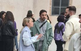 Diogo Branco e Marisa Liz namoram nos bastidores do desfile de Luís Carvalho