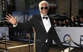 Saiba por que Morgan Freeman passou a andar com uma luva negra na mão esquerda mesmo em eventos como os Óscares