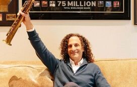 Saxofonista Kenny G passa por dificuldades financeiras e diz que já não consegue sustentar a ex-mulher, a quem paga 37 mil euros por mês