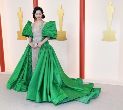 Pinceladas de cores fortes e (poucos) vestidos com volume