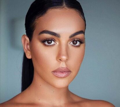 Em bom. Chegada de rainha de Georgina Rodríguez ao Hotel Martinez, em Cannes