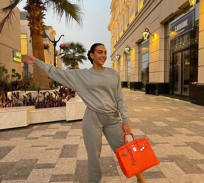 Descontraída e sem decotes. Georgina Rodríguez mostra o seu 'dia de trabalho' na Arábia Saudita