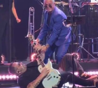Furacão em palco. Alejandro Sanz derruba guitarrista durante concerto e o momento torna-se viral