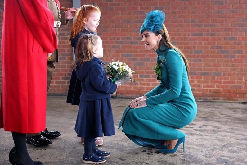 Kate Middleton brilhou com visual turquesa no Dia de São Patrício