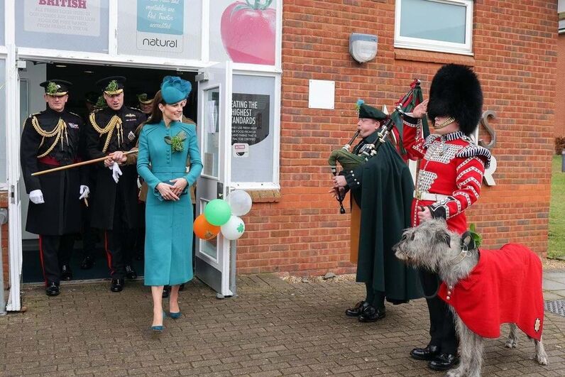 Kate Middleton brilhou com visual turquesa no Dia de São Patrício