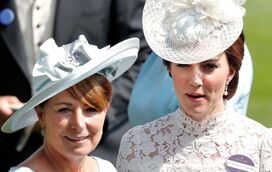 Como Kate Middleton conseguiu envolver a mãe dentro da família real