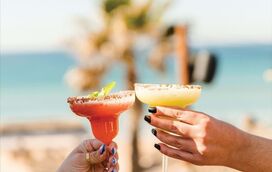 Em Lisboa mas com um pé no mar! Os melhores restaurantes de praia para matar saudades do verão